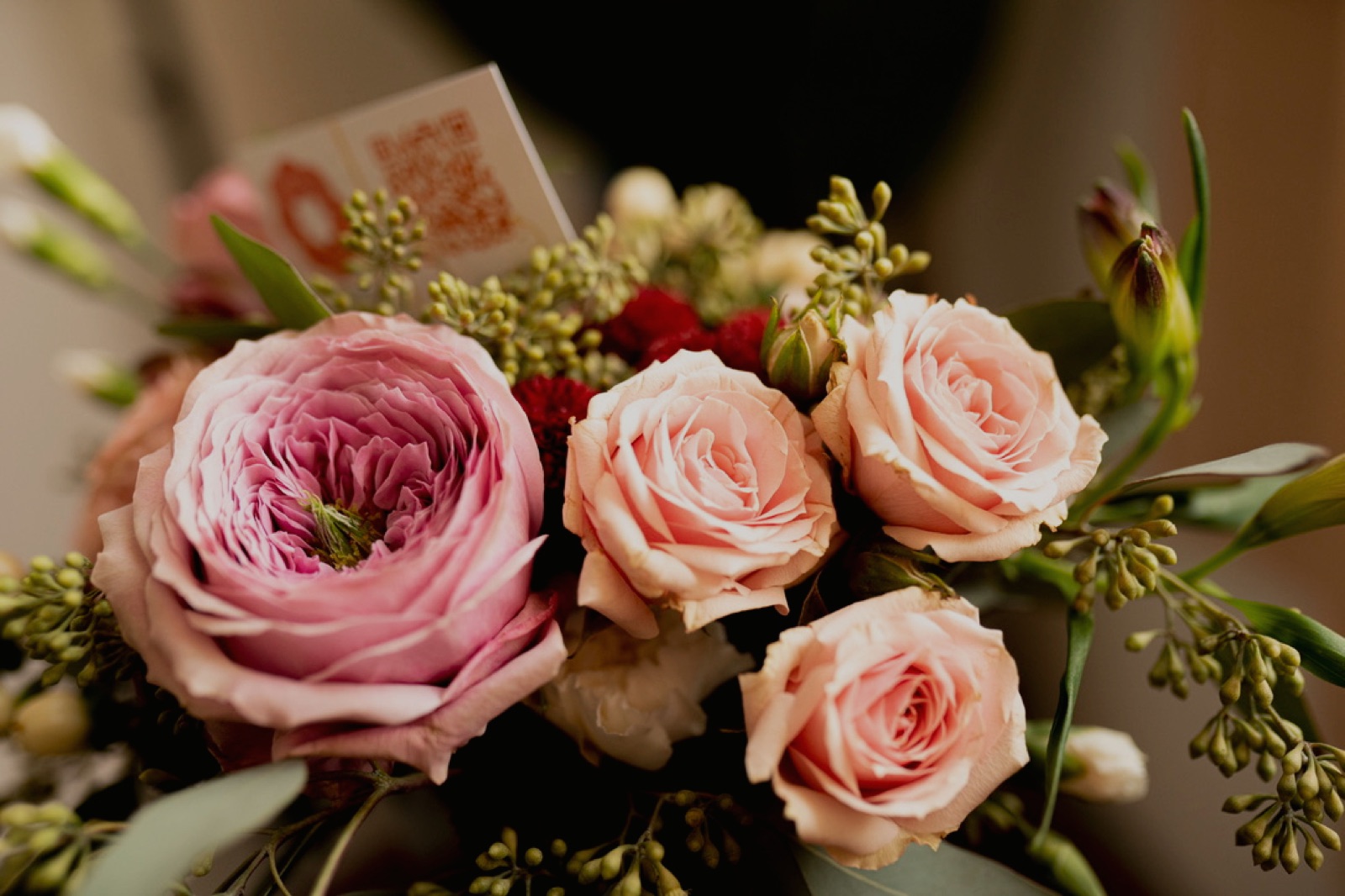 Pink rose bouquet with a Fleurish Chicago card